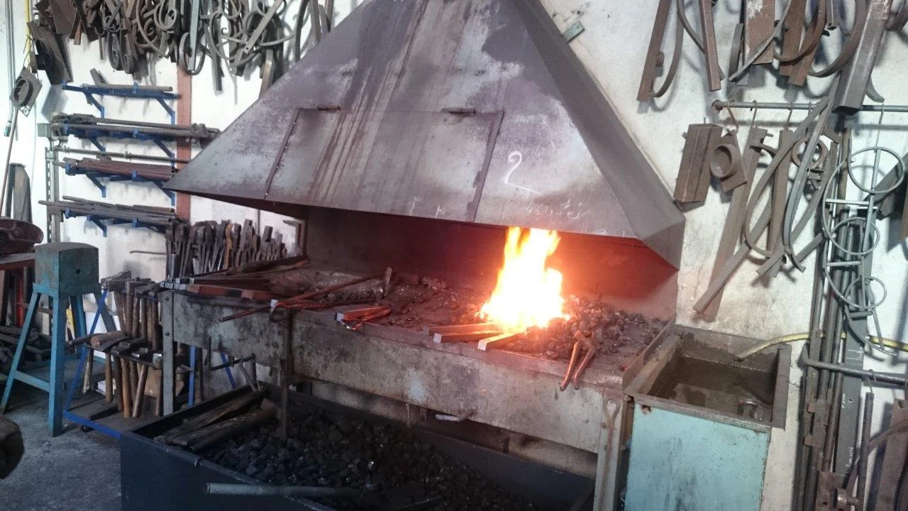Métal travaillé dans la forge de l’atelier