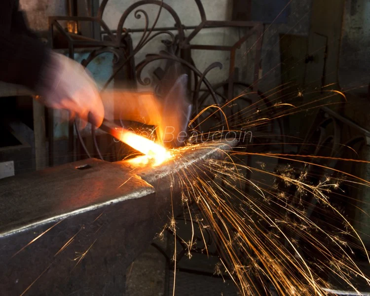 Travail du métal à la forge dans l’atelier