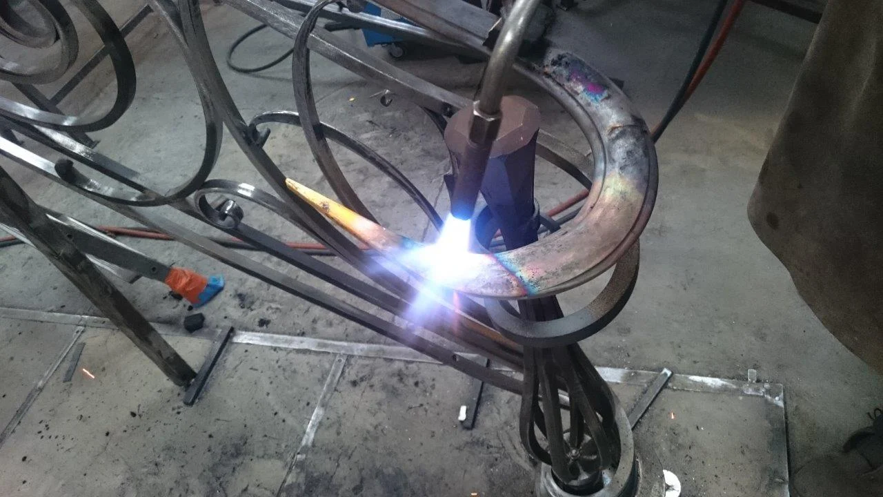 Assemblage d’une pièce de ferronnerie dans l’atelier