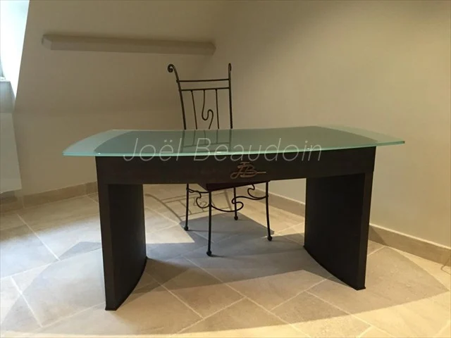 Bureau en tôle avec plateau en verre
