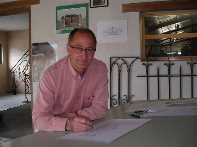 Joël Beaudoin dessine une pièce dans son atelier