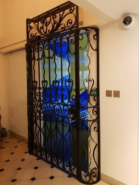 grille dans entrée d'immeuble (75)