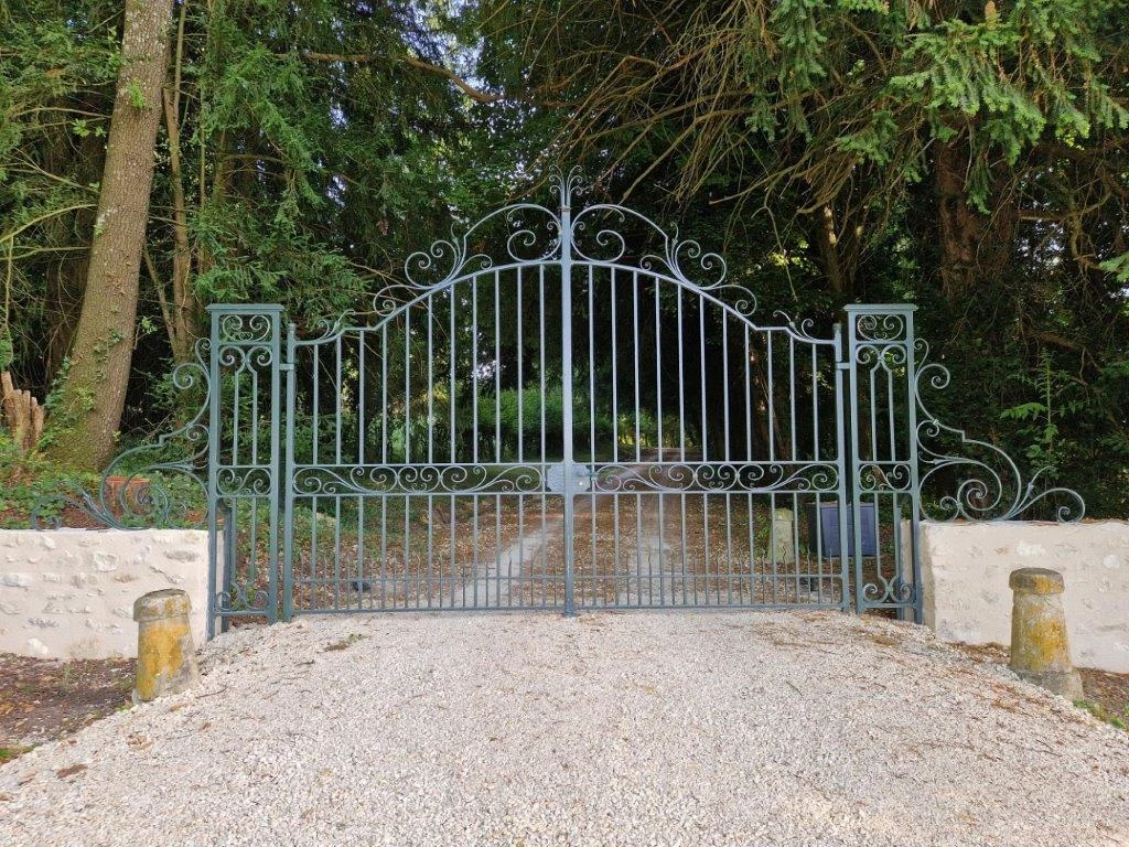 Portail avec piliers métalliques (37)