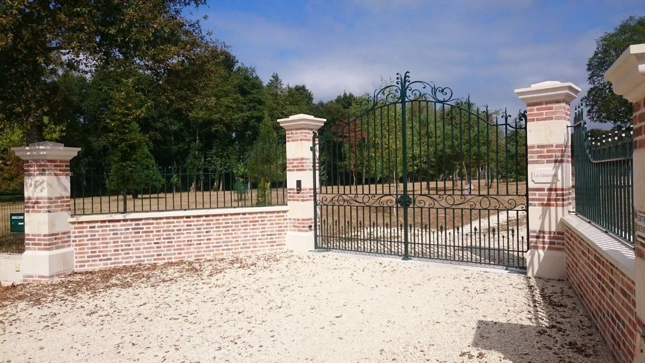 Ensemble portail avec grille sur muret (41)