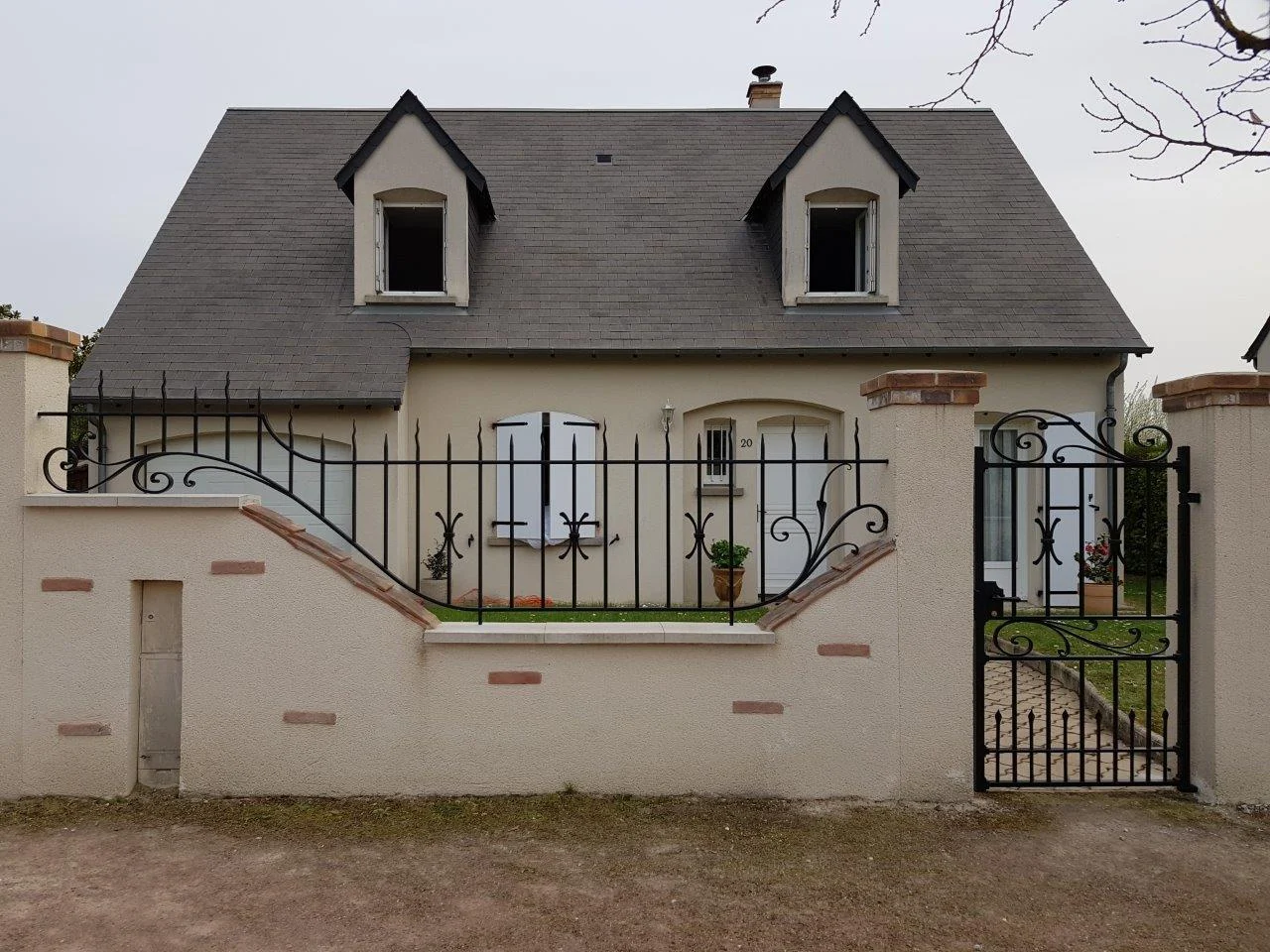 portillon et grilles sur muret (37)