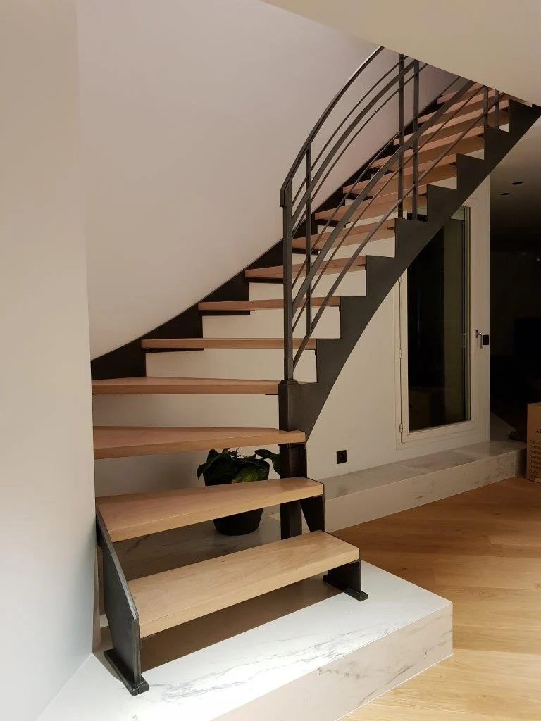 Escalier avec 2 limons inversés et marches en bois balancées (92)