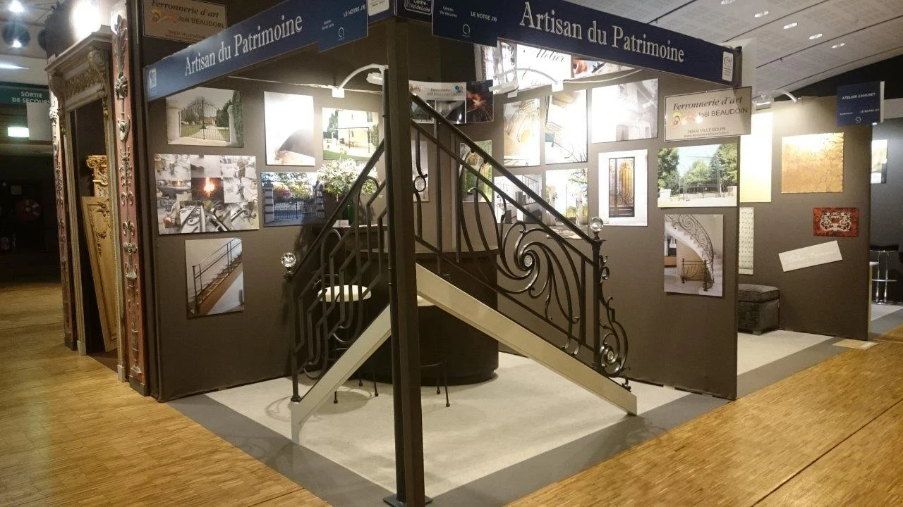 Espace d’exposition présentant plusieurs ouvrages de ferronnerie